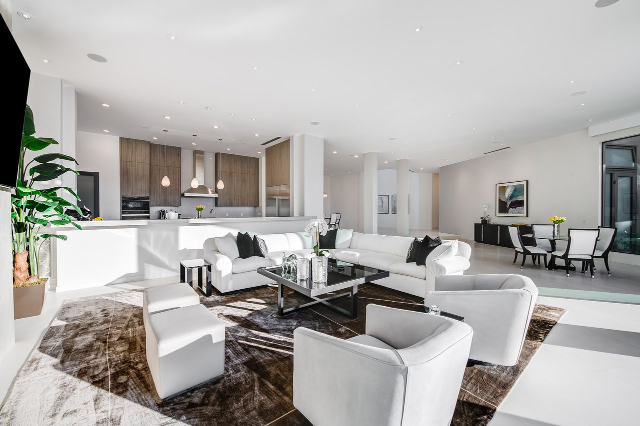 16167 Royal Oak Rd, Encino