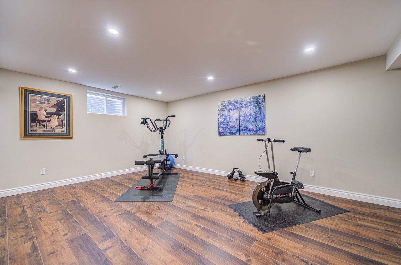 1296 Mapleridge Cres
