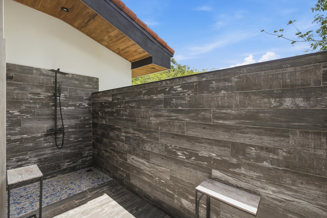 Casa La Ola Perfecta | Luxury 5-Bedroom Home with Pool Near the Beach in Hacienda Pinilla