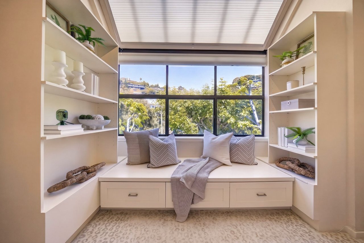 Luxurious End Unit in Point Tiburon