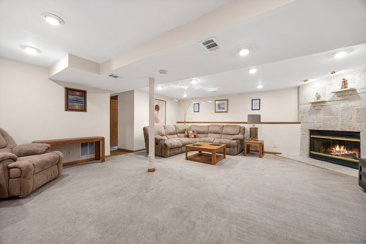 8000 Oakview Lane, Woodridge