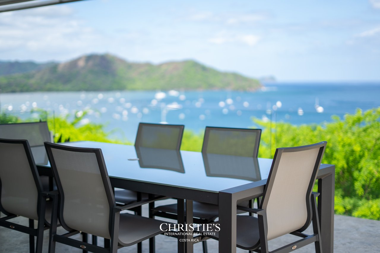 Casa Holmes: Award-Winning Glass House with Ocean Views