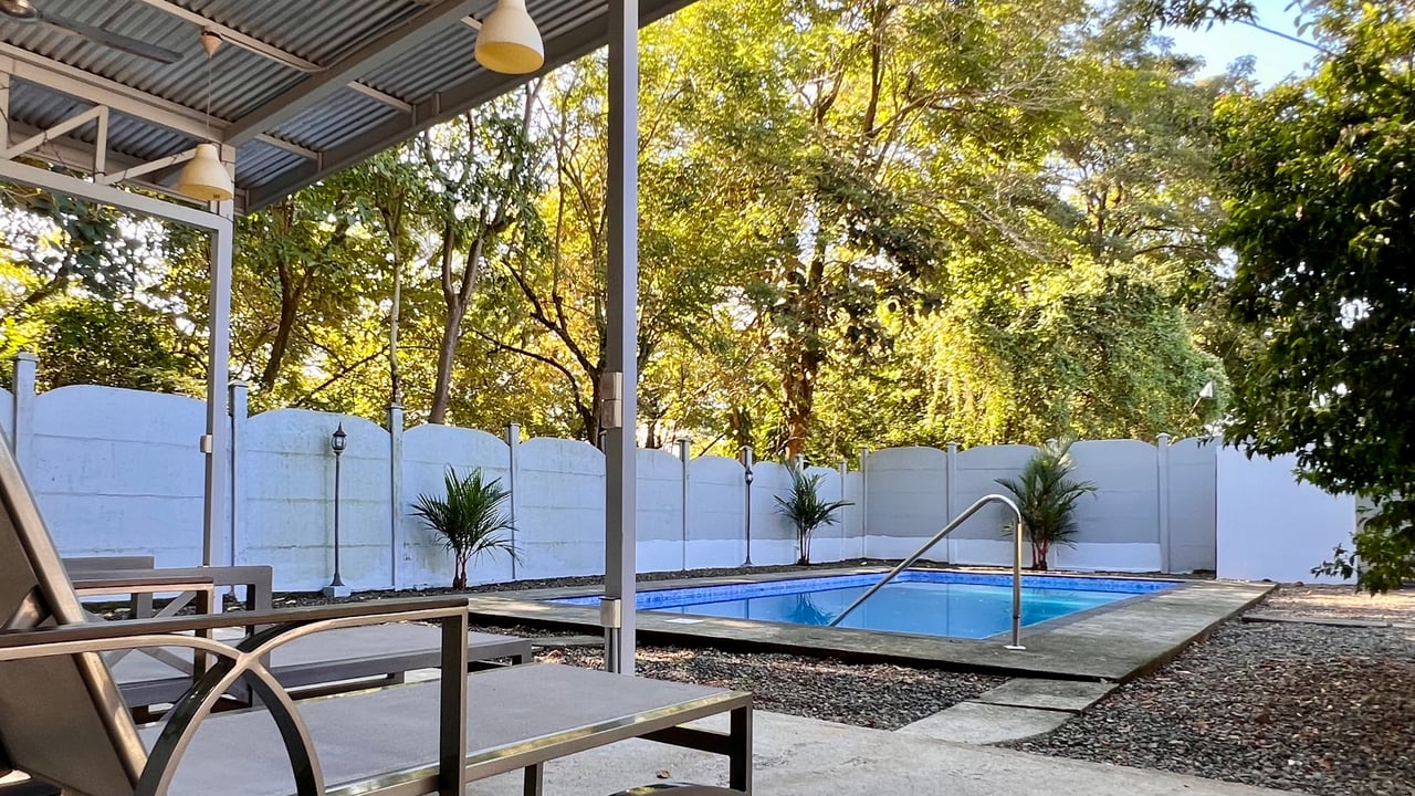 3-Bedroom Home with Large Pool and Garden in Bahía