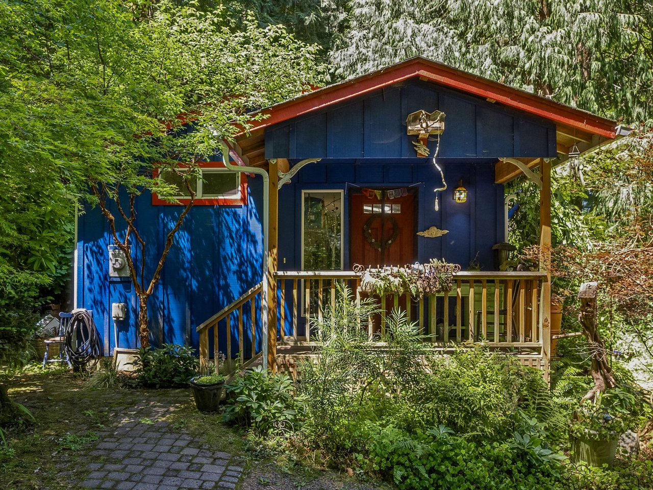 Exterior view of the sold cottage at 16702 Westpoint Dr in Nehalem, Oregon