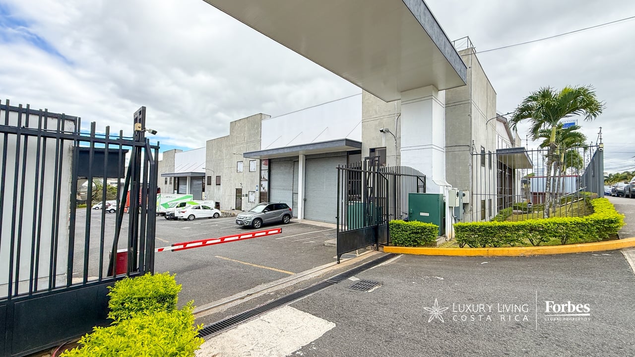 21581 - 3-Story Office/Warehouse with Easy Access to Route 27 in Guachipelin, Escazú