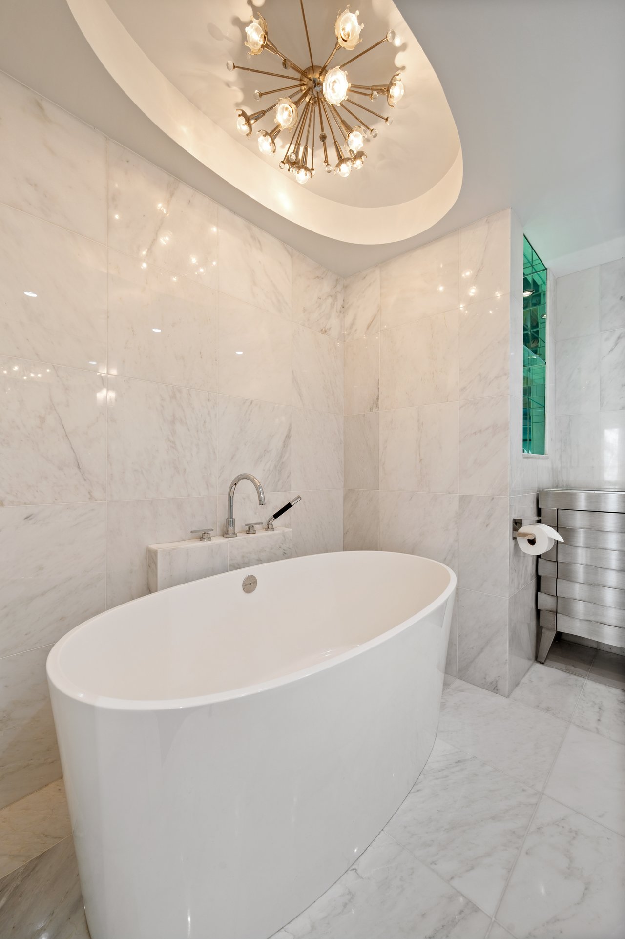 950 N Michigan Ave #2704