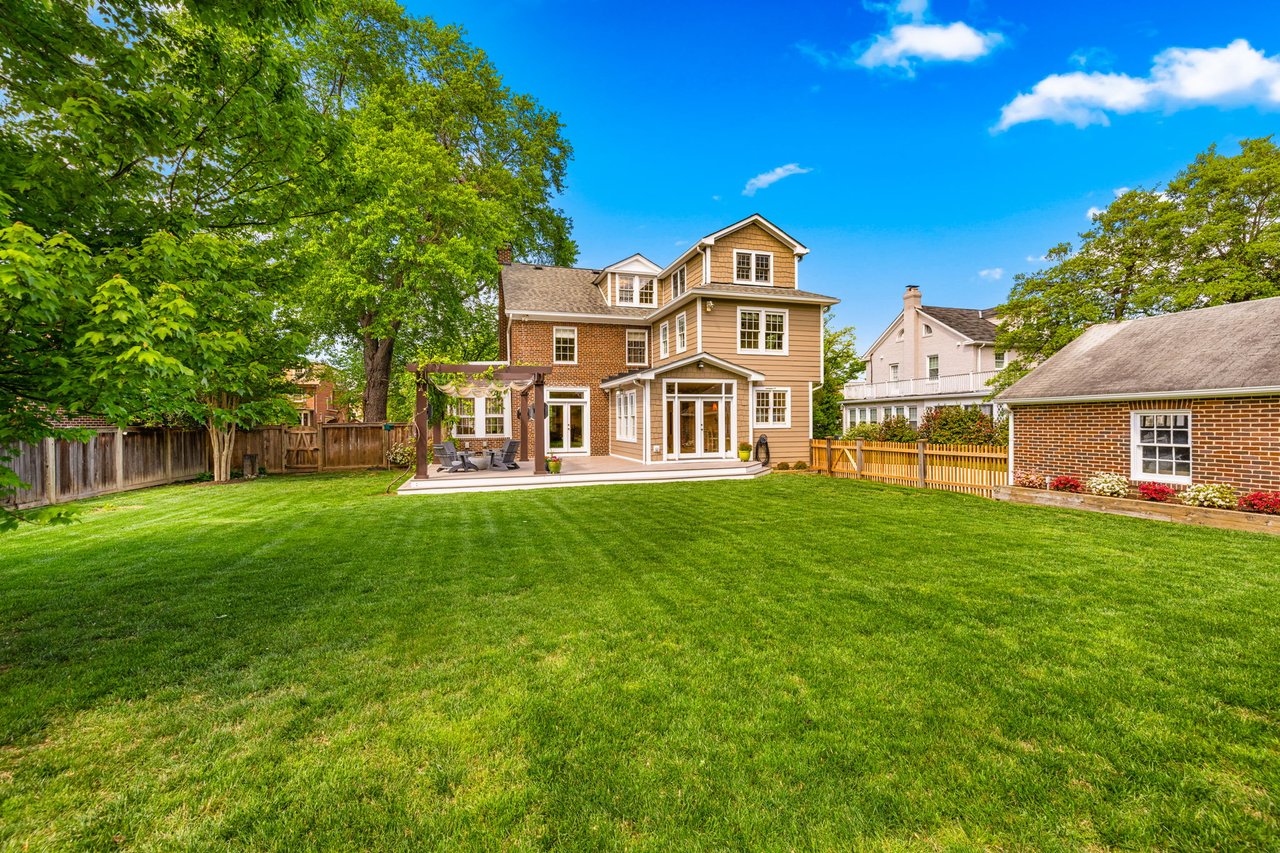 22 W OAK STREET