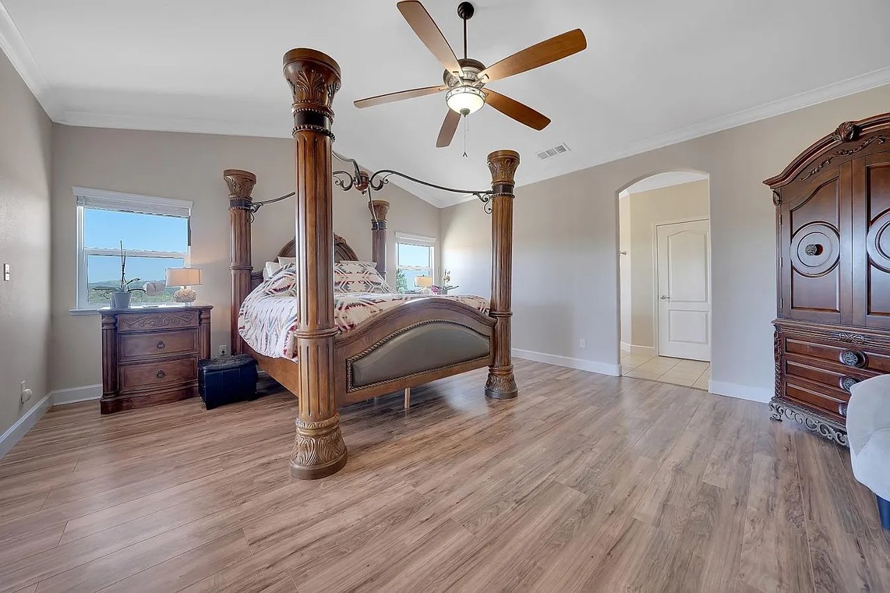 3221 Crestview Dr