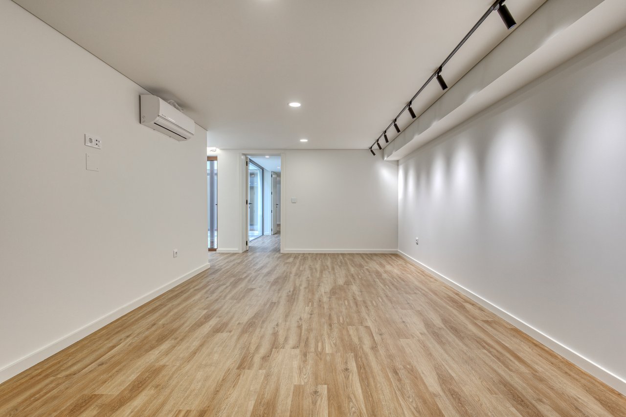 Contemporary 3-Bedroom Luxury Villa with Pool and Large Basement in Palmeira, Braga