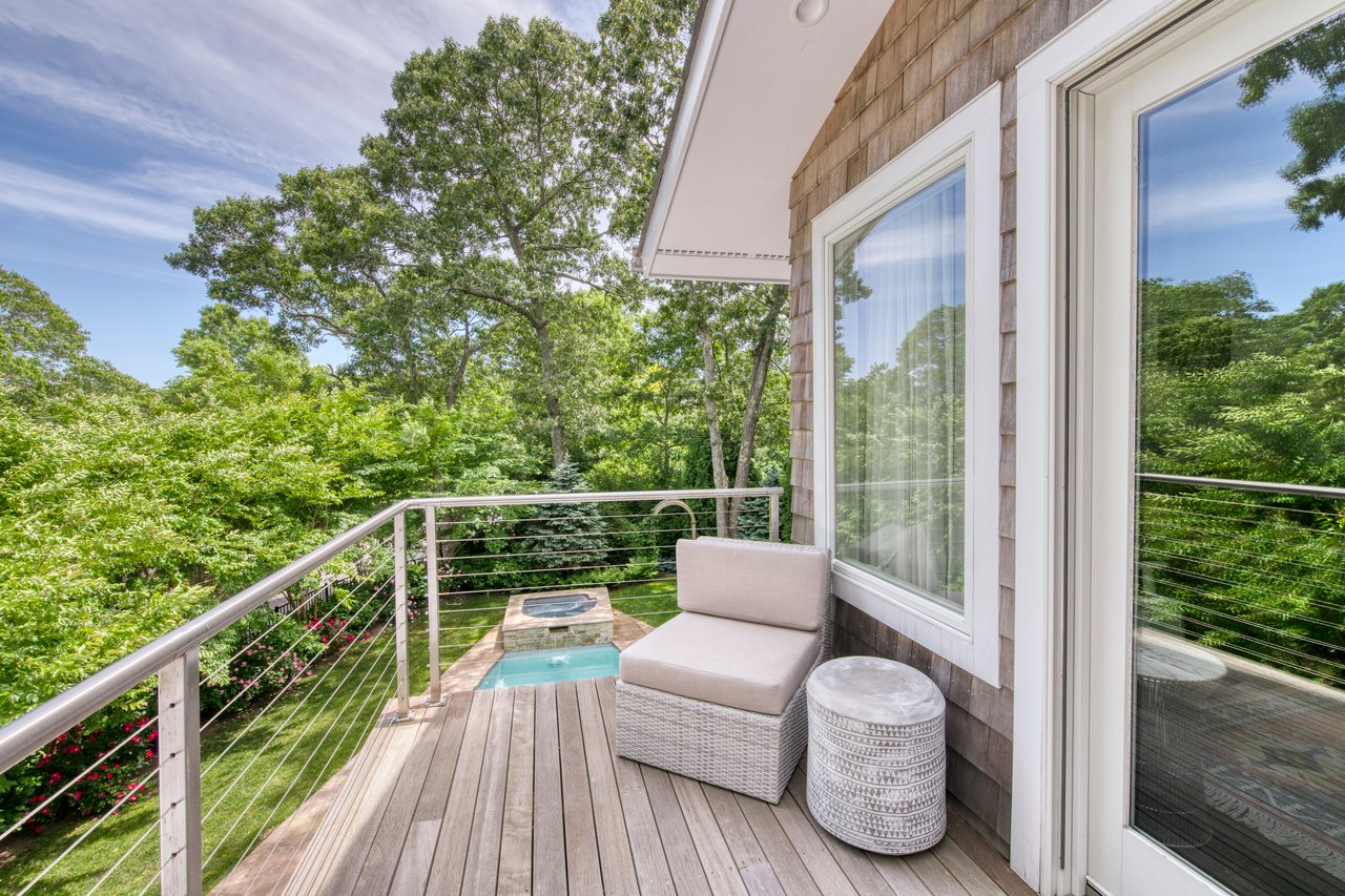 30 Springwood Way, East Hampton