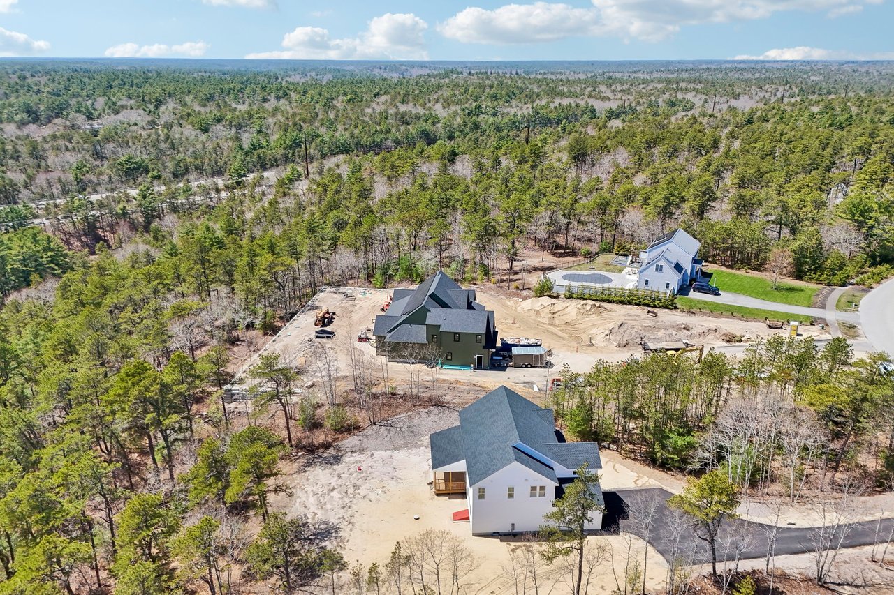 33 Seabiscuit Dr, Plymouth, MA 02360