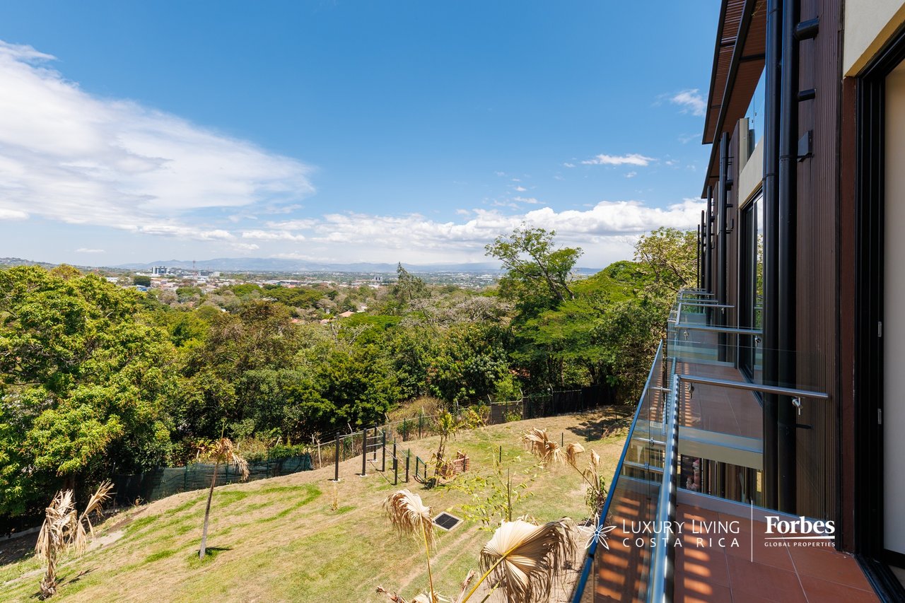 20995 – One bedroom duplex apartment with a balcony and storage room in Alto de las Palomas
