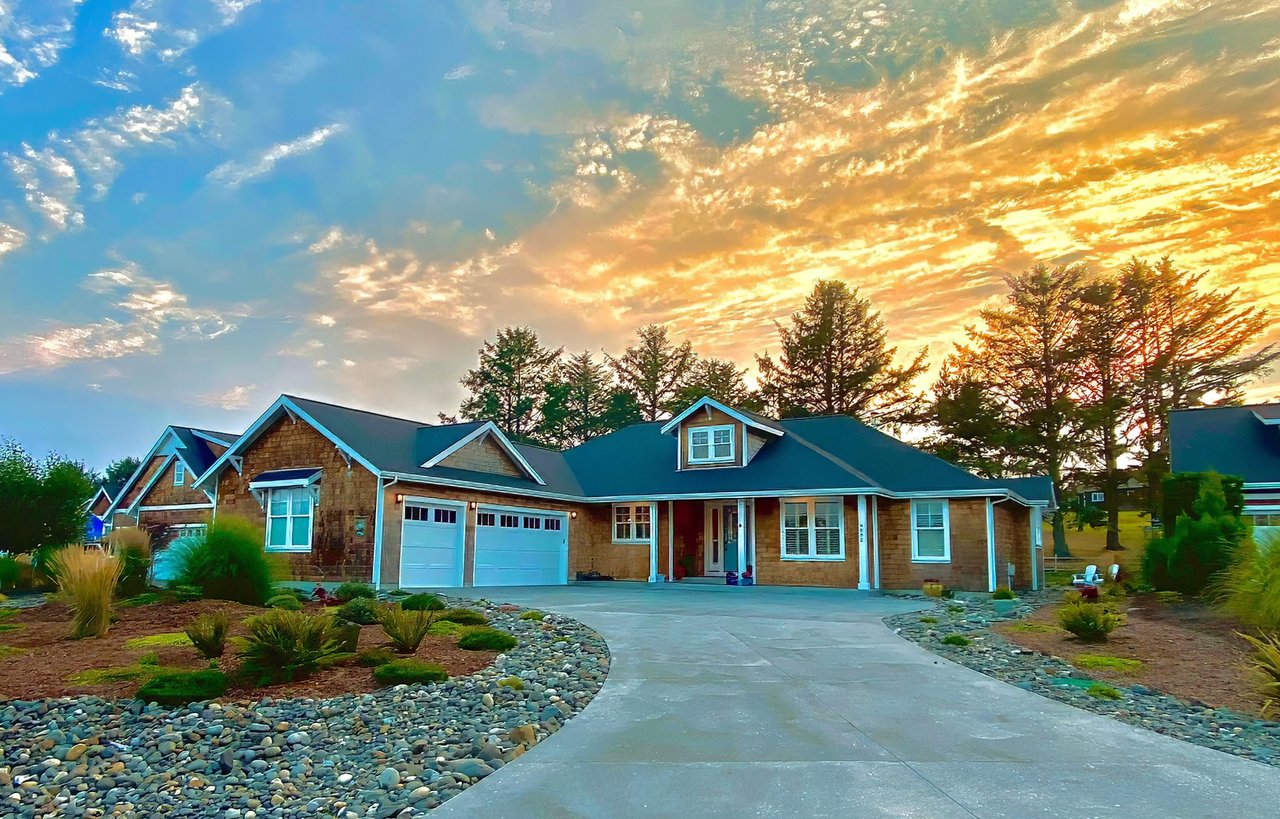 Sold single-level Craftsman home at 4802 Sheridan Dr in Gearhart Oregon sold by Erin Laskey of Home + Sea Realty