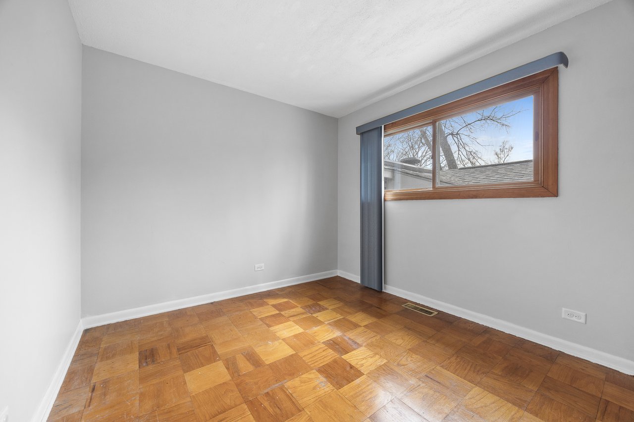 8000 Oakview Lane, Woodridge