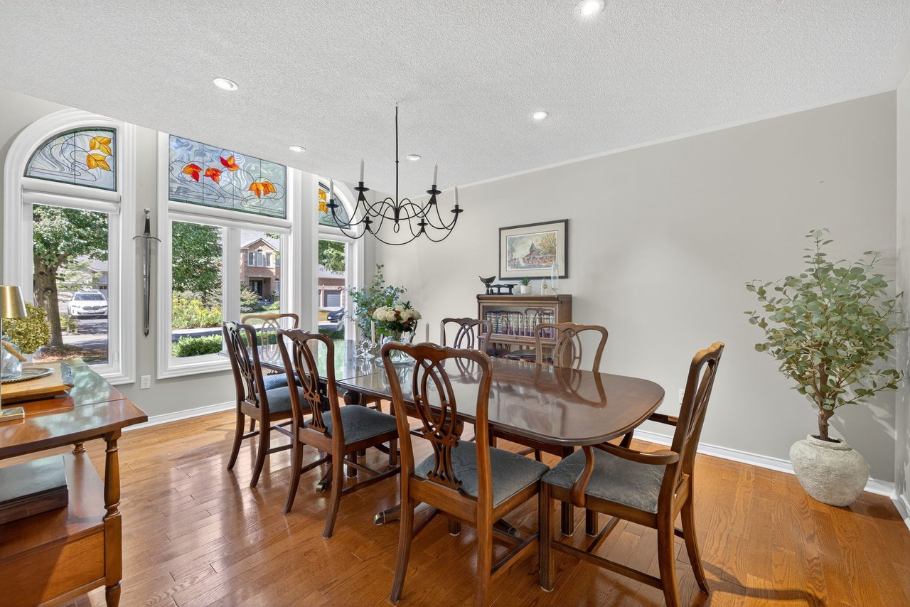 6 Falling Leaf Crt, Aurora