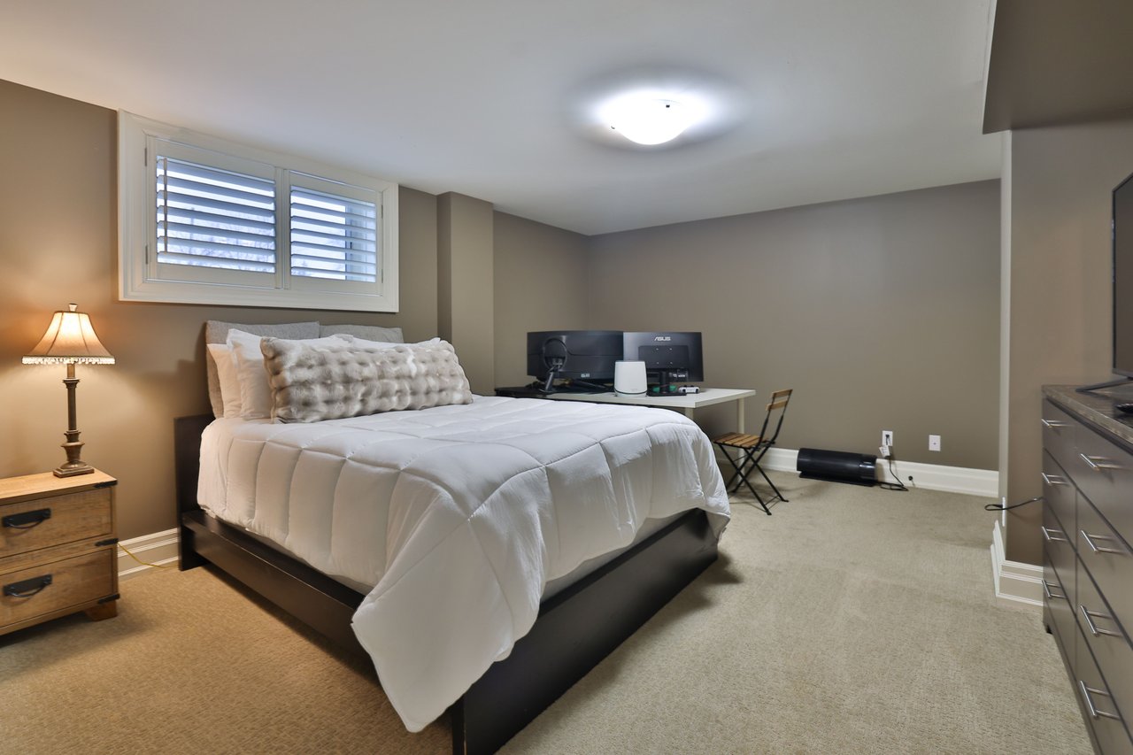 390 Seaton Drive, Oakville