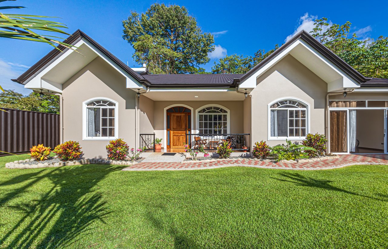 Exceptional 5-Bedroom Residence on Los Laureles Street – Prime Location & Versatile Layout