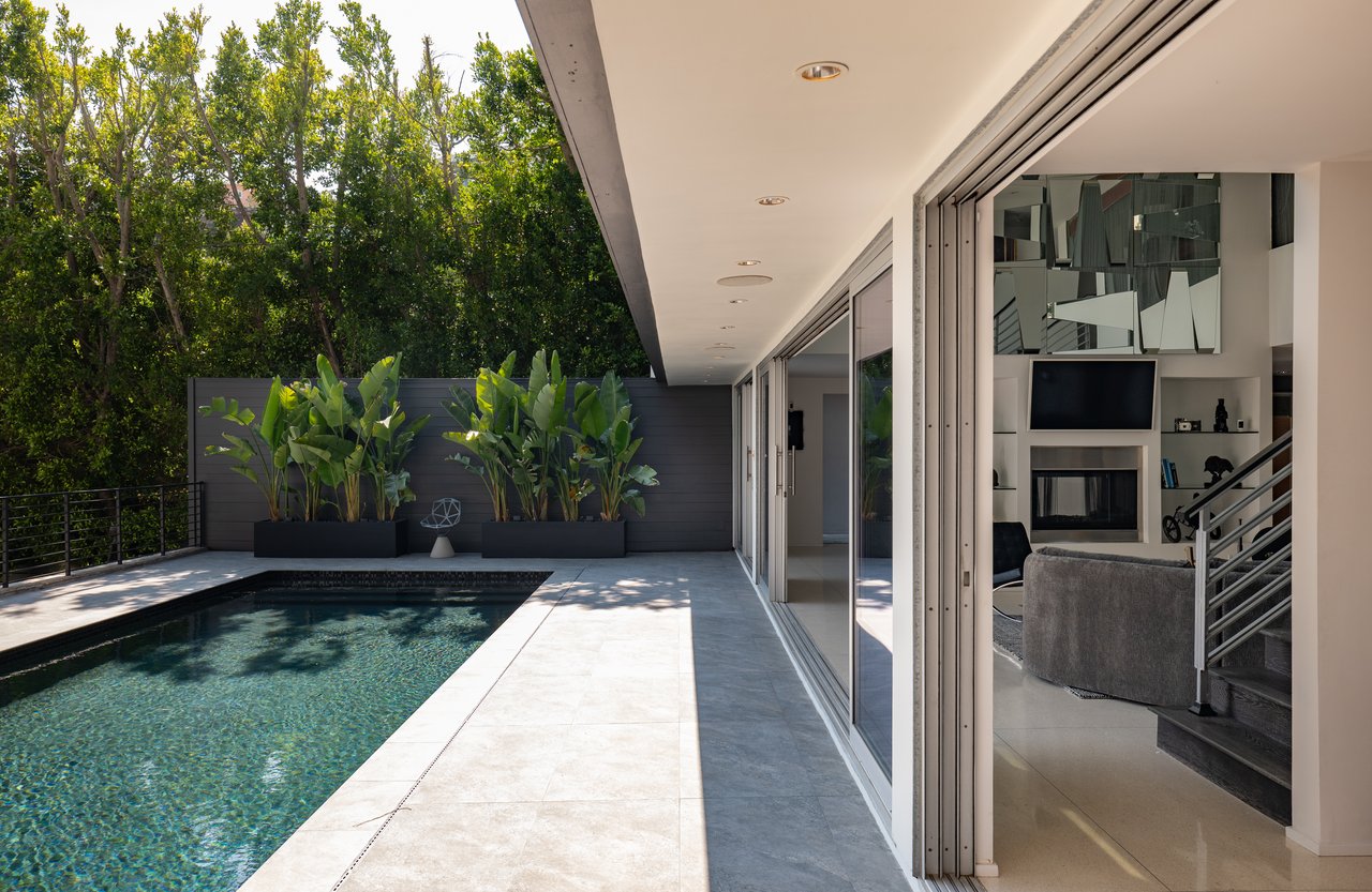 1545 Sunset Plaza Dr