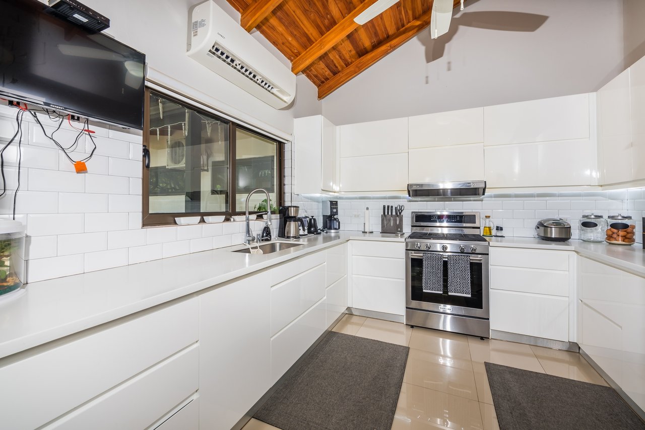 Casa Cielo | Luxurious Multifunctional Estate with Main House, Apartments, and Pool in Guanacaste!