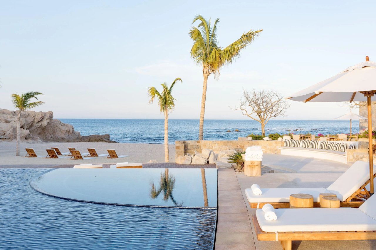 Tourist Corridor access between Chileno Bay and Palmilla with convenient routes to beaches, golf, and dining