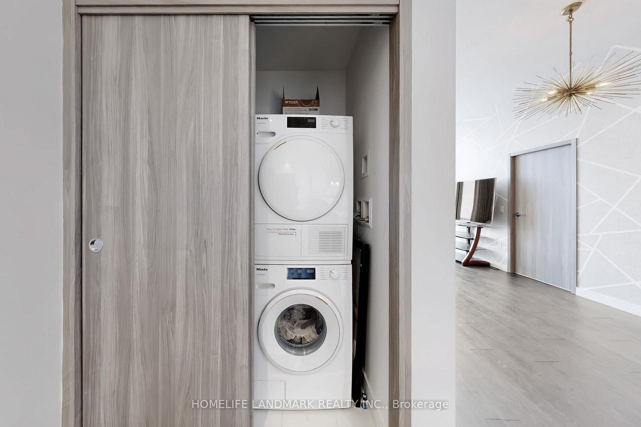 NORTH YORK'S PRESTIGIOUS COMMUNITY PENTHOUSE