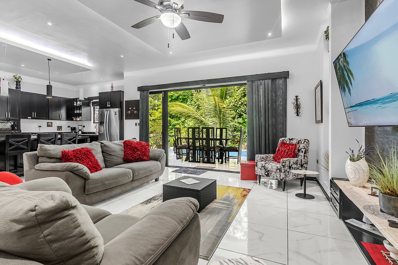 Charming 2 Bedroom Home + Studio located in heart of Uvita 
