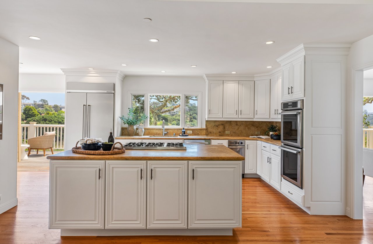 Picturesque and Private View Residence