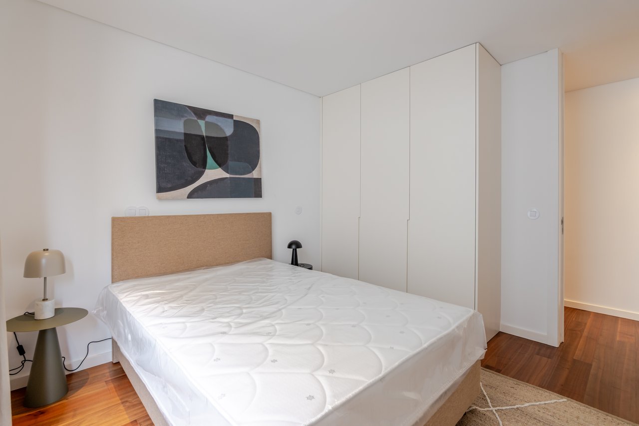 Elegant 2-Bedroom Apartment with Private Patio, Parking & Short-term Rental (AL) License in Central Porto