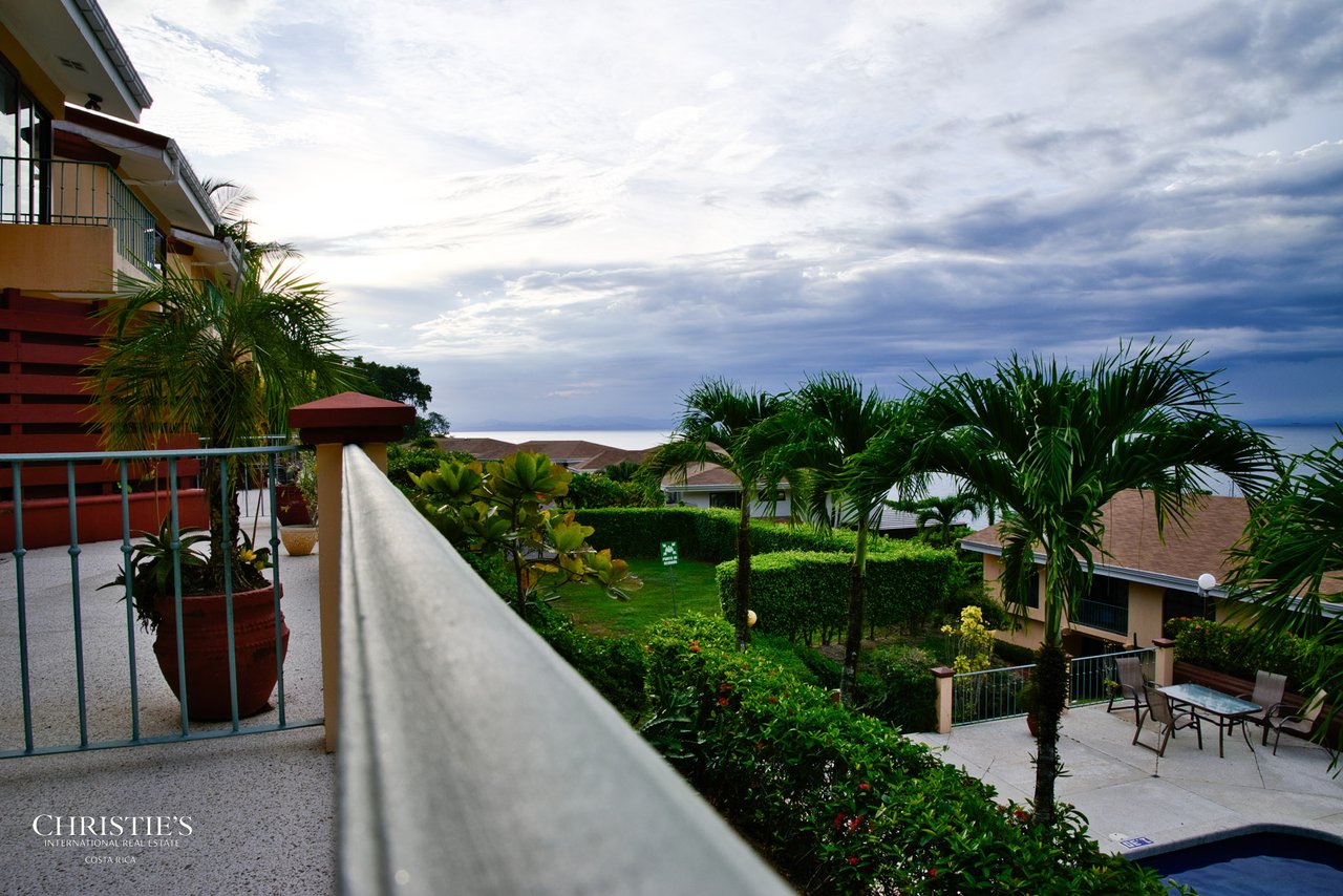 Exquisite Corner Townhouse with Panoramic Ocean Views – Faro Escondido