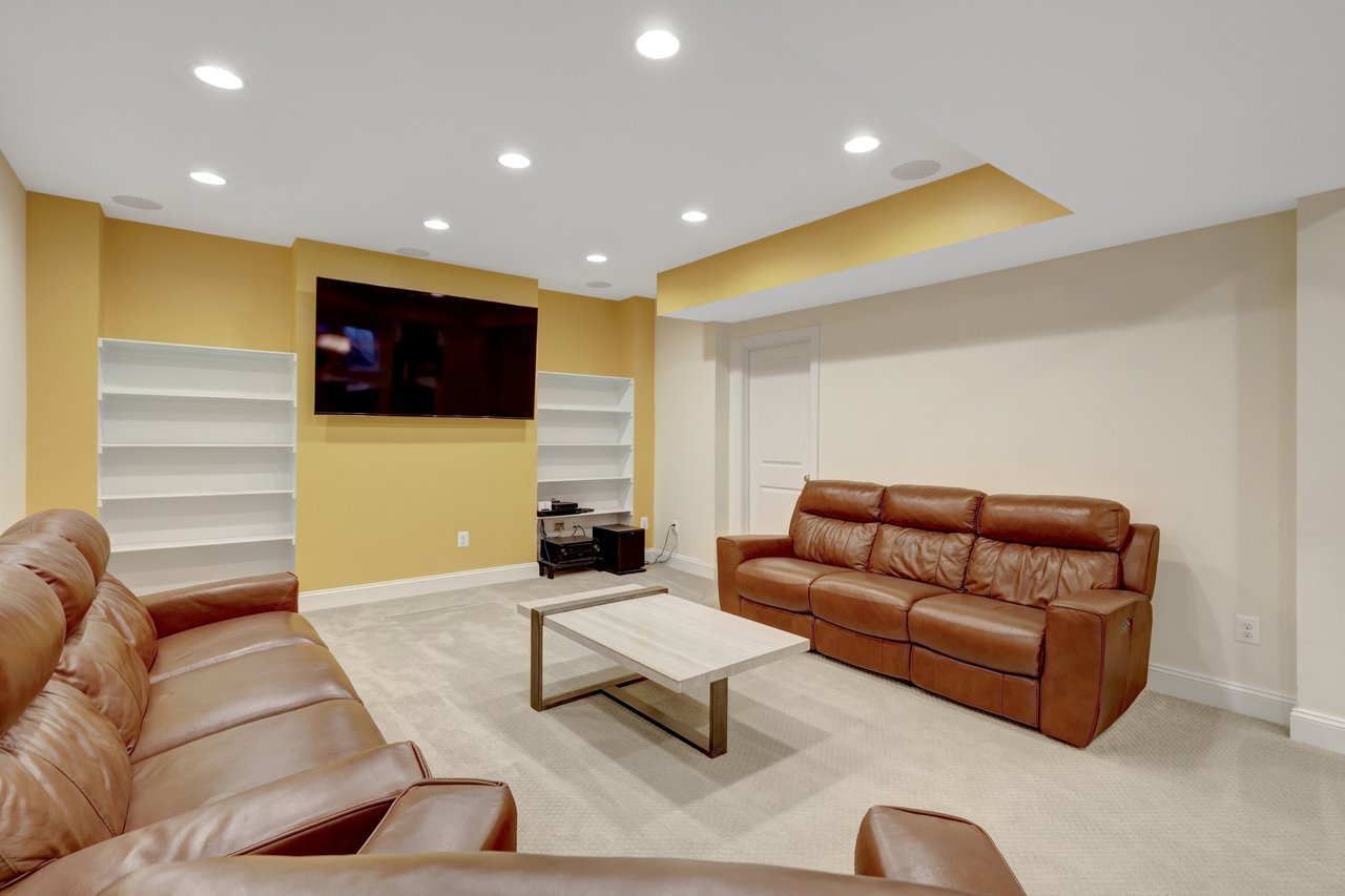300 Jade Ct NW