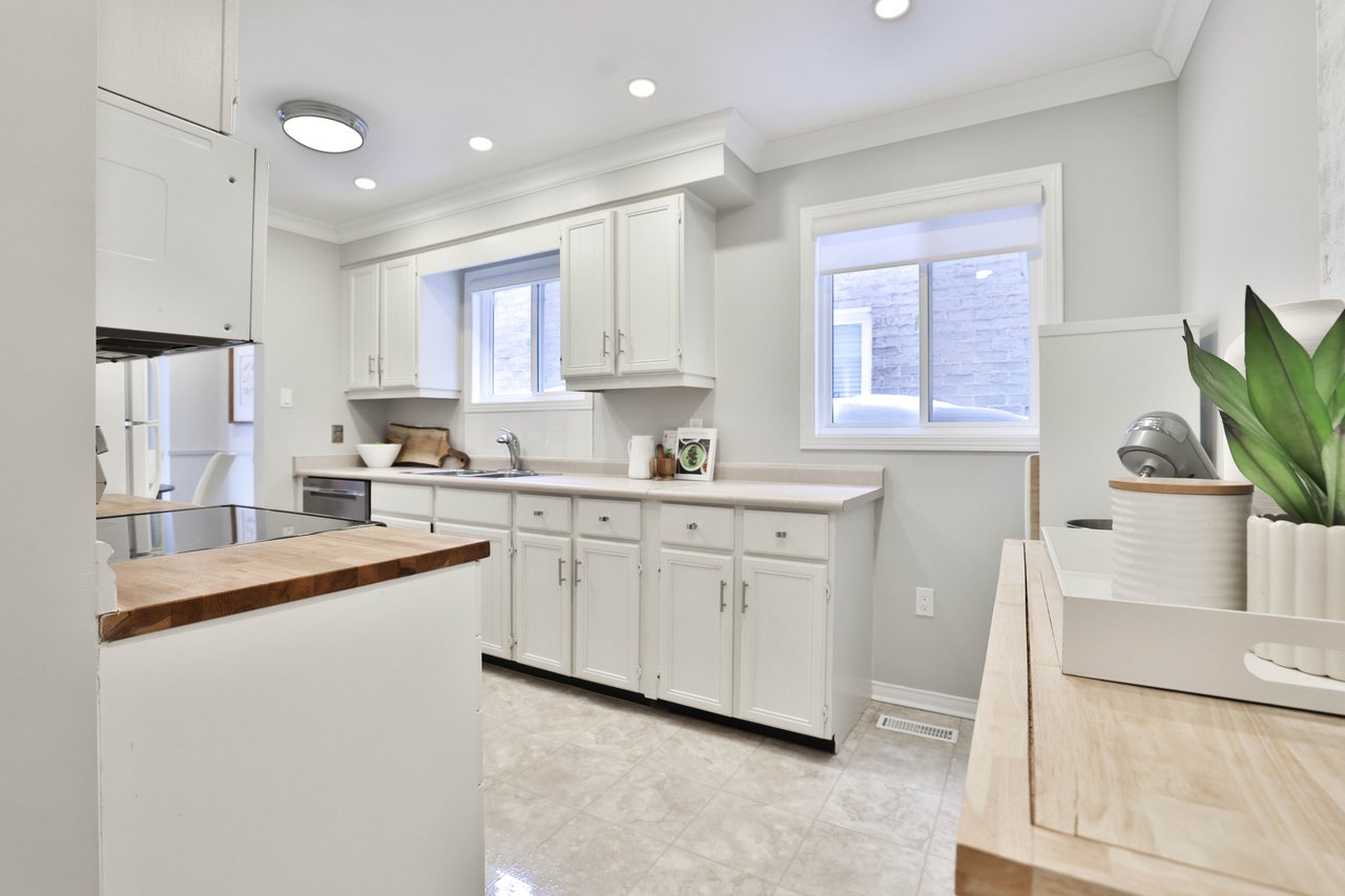 5255 Lakeshore Road 7