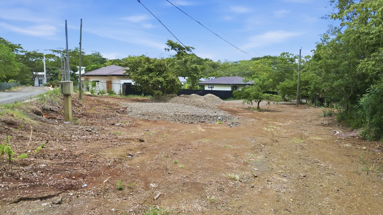 1,592 m2 Lot with Water - Ready to Build! - Playa Grande 