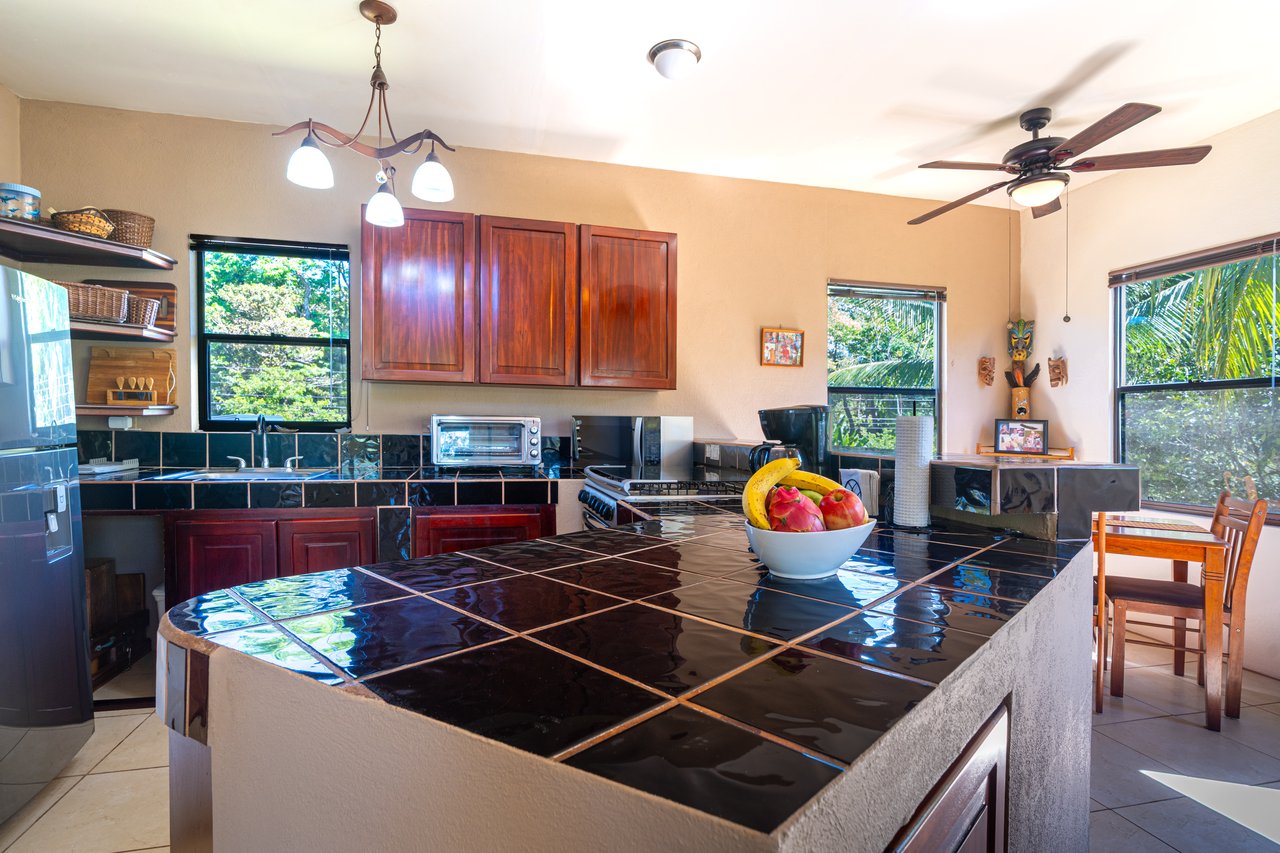 Casa Brisa de La Playa, 2 Bedroom Home Just Steps From the Beach!