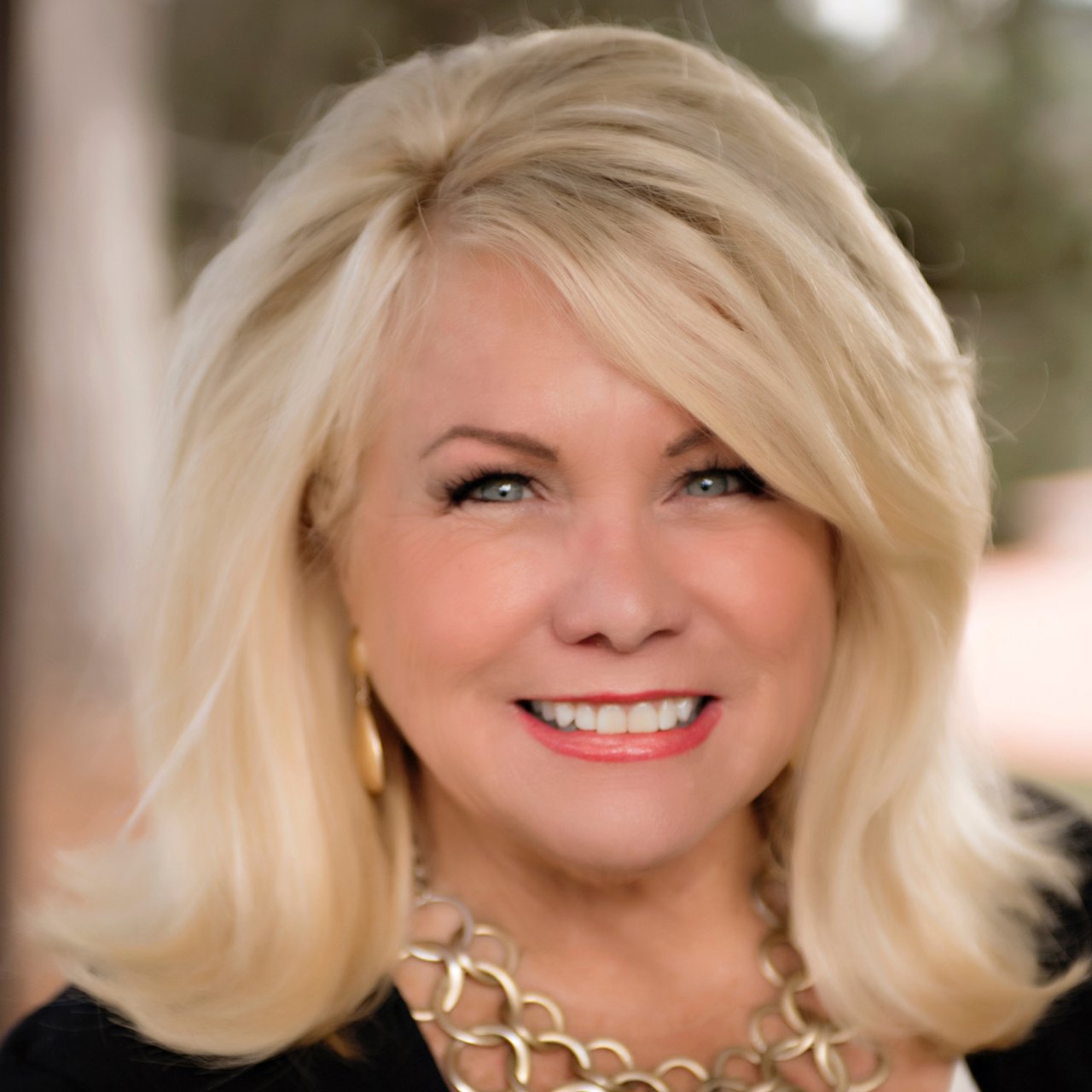 Loraine Dyson Del Mar, CA Real Estate Agent Headshot