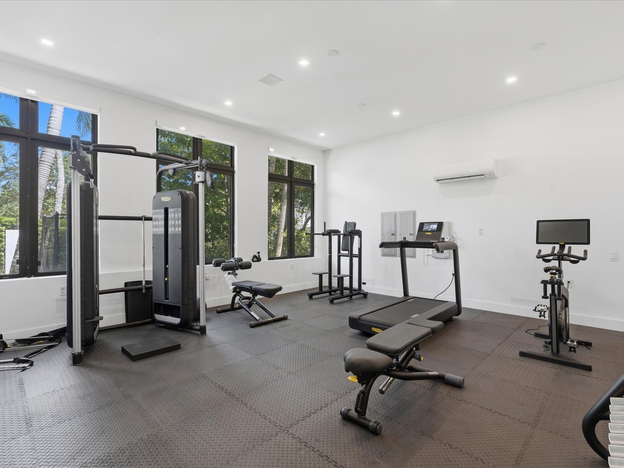 70 Camden Dr, Bal Harbour