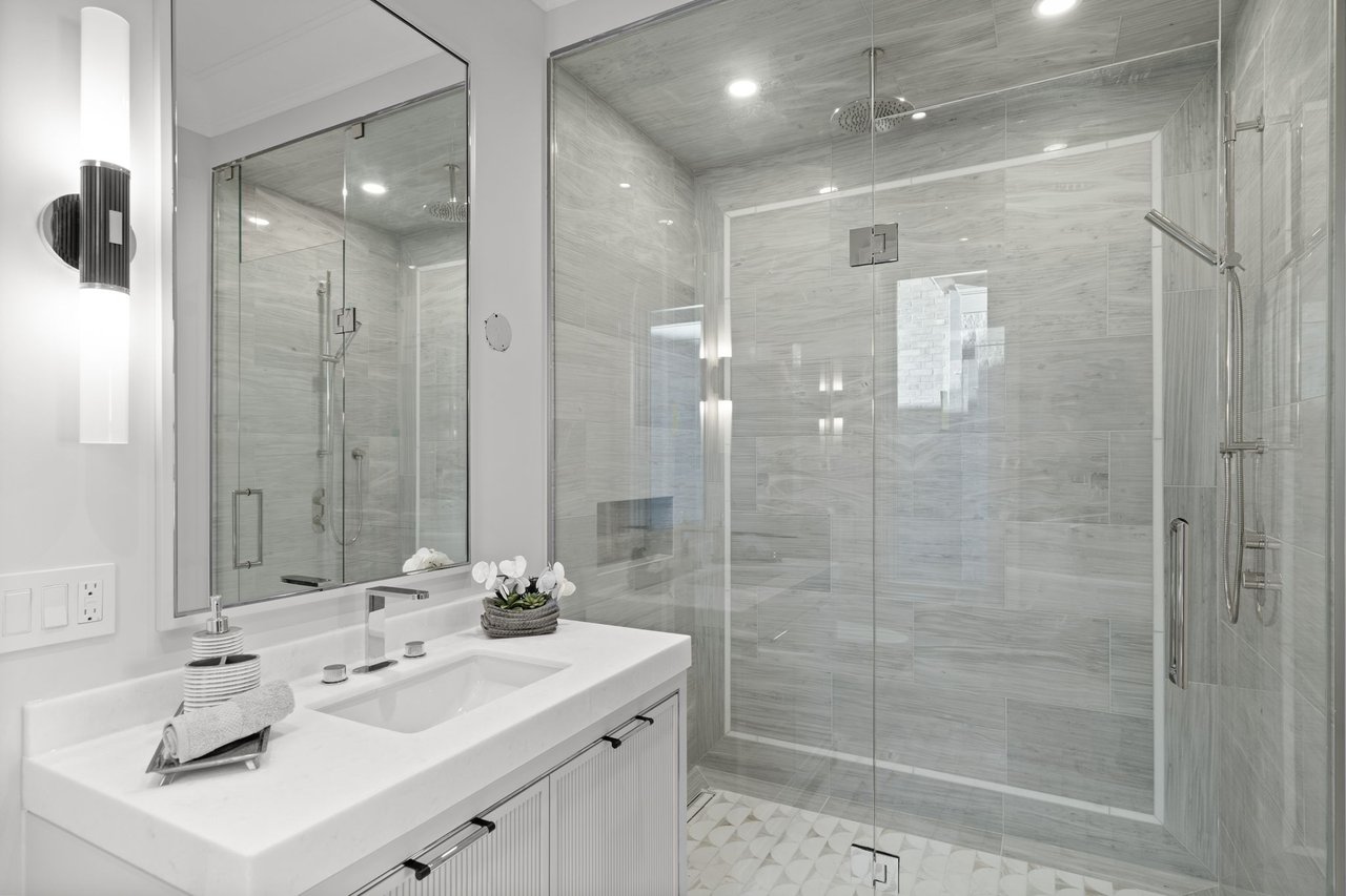 Prestigious Dunvegan Rd