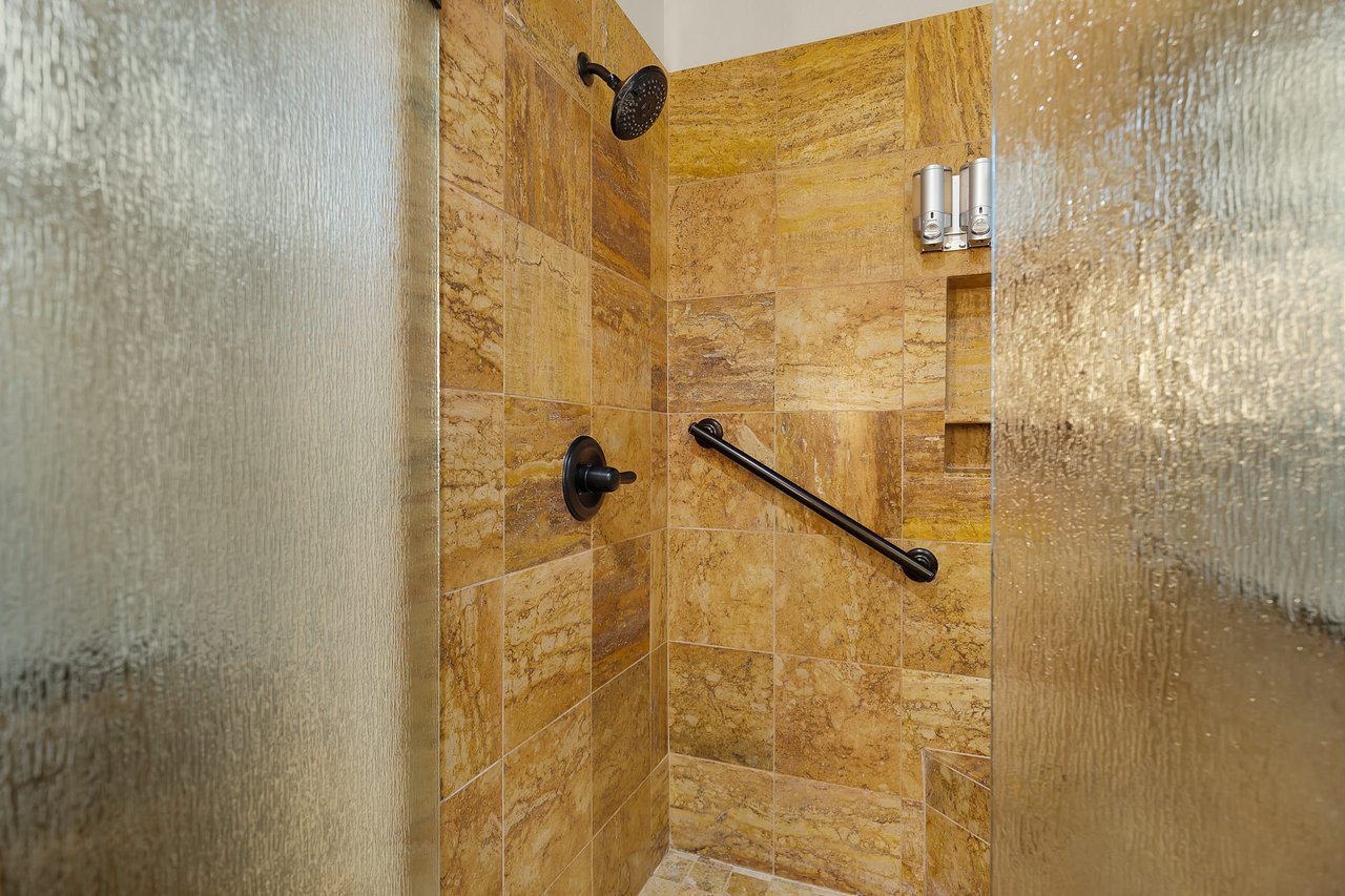 Splendor-Close to town, Huge Spa/Game Rm/Free Pets!