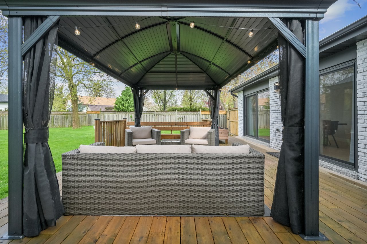 Completely Renovated Sidesplit on an Exclusive Cul-De Sac