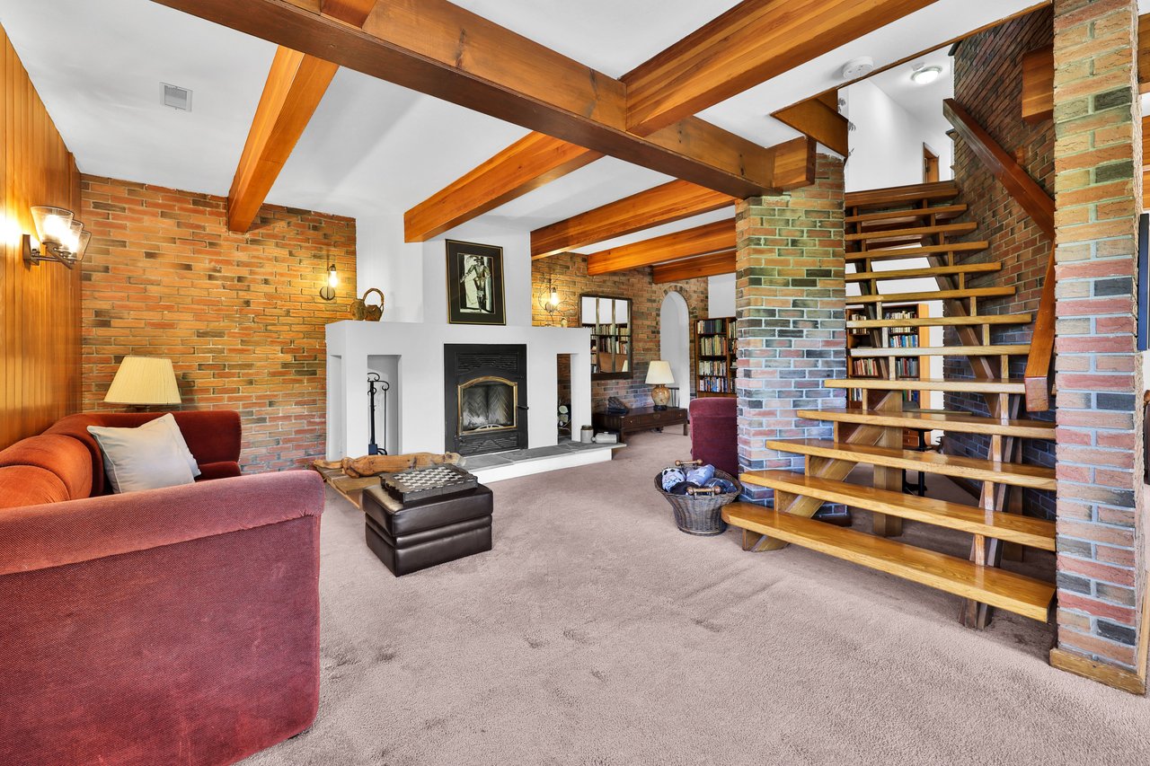 2360 8 Side Road, Burlington