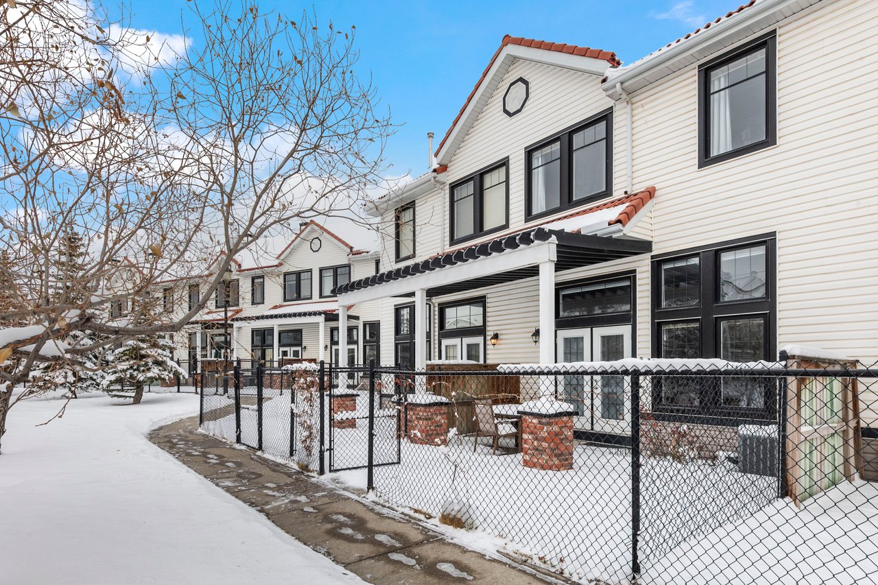 8910 Royal Oak Way NW