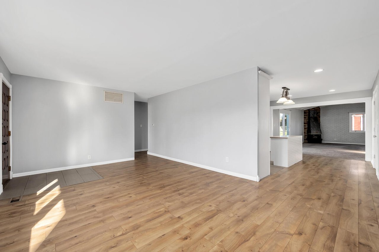 27 Hawthorne Ln, Streamwood IL. Move-In Ready Ranch with Vaulted Living Space