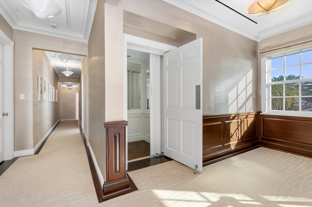 Georgian Waterfront Mansion on Everglades Island