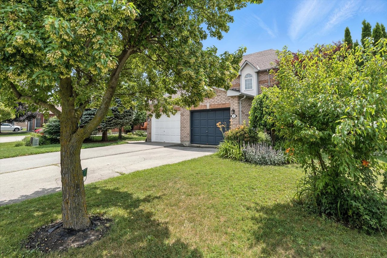151 Mowat Cres