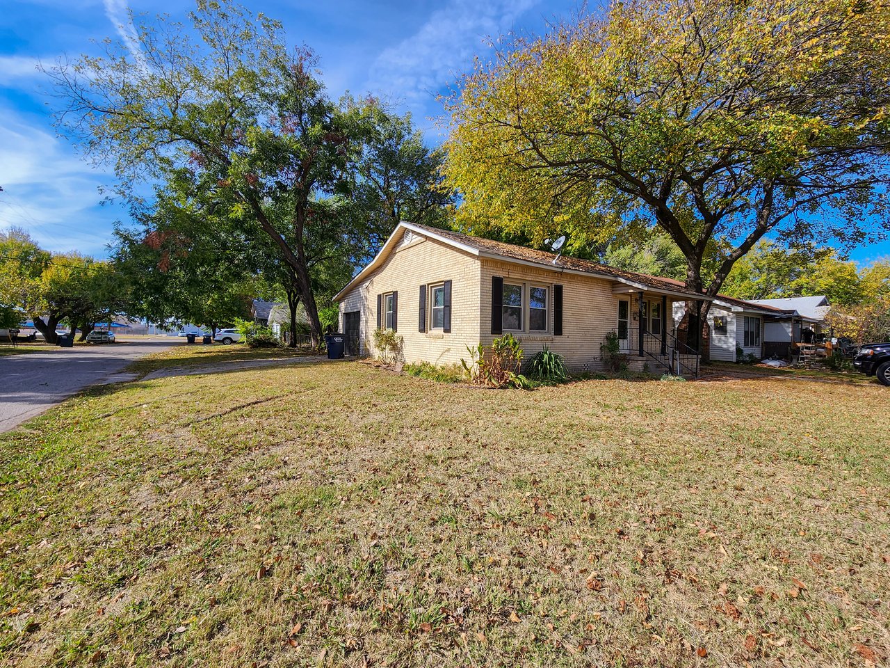 1002 Overland Ct