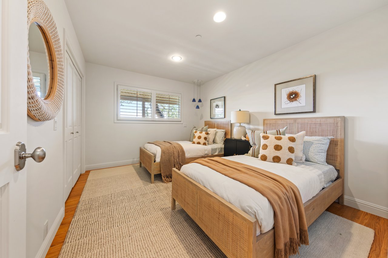 Picturesque and Private View Residence