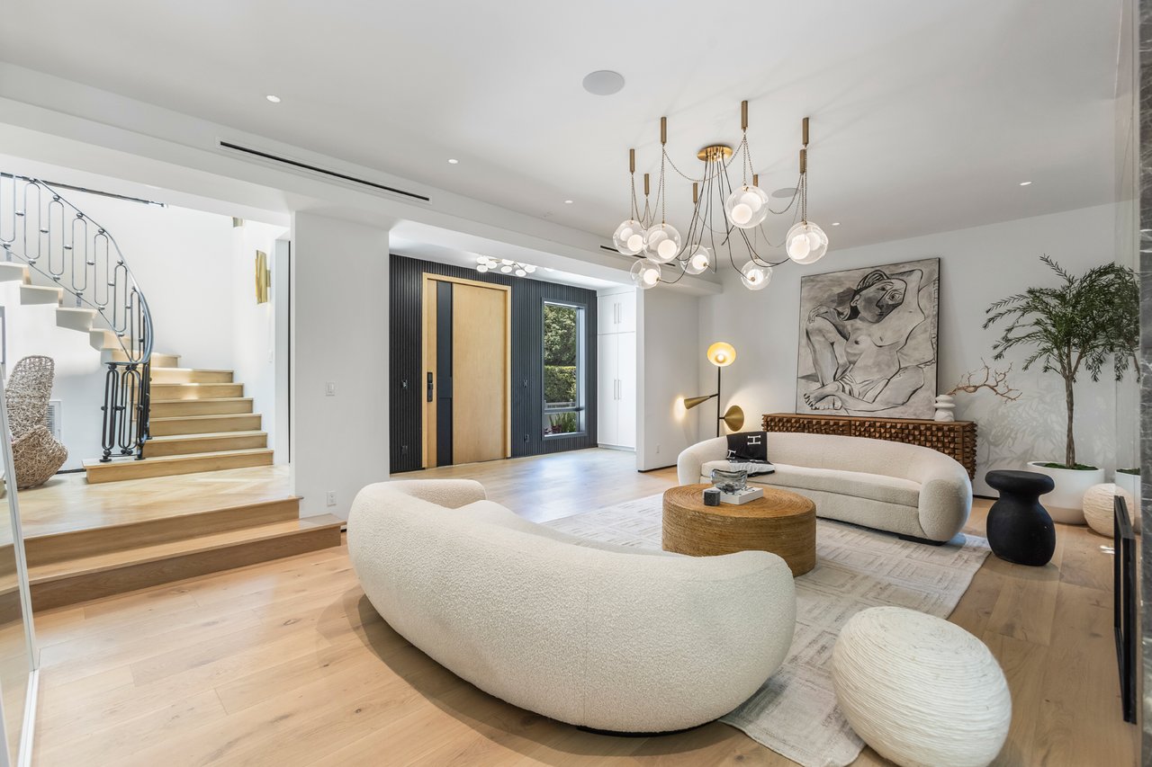 Luxury Gated Villa w/ Pool, Spa & Designer Interiors