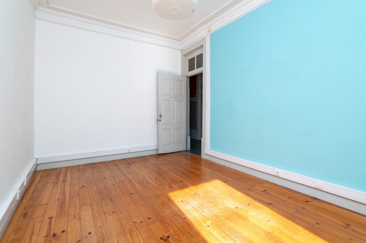 Historic Home for Restoration in Matosinhos, Porto – Prime Coastal Investment Opportunity