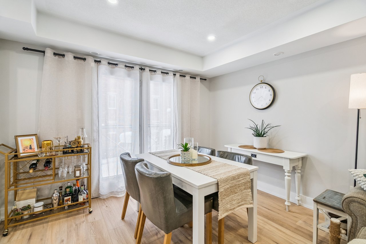 Stylish 2 Bedroom Stacked Townhouse in Oakville's Uptown Core