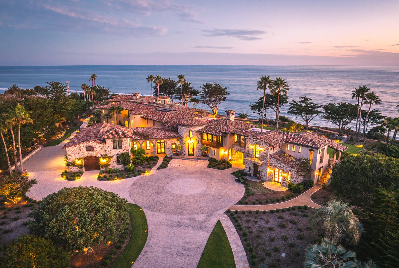 This project is a coastal estate located at the edge of a cliff. Its spatial logic and structural order have been maintained and have been reactivated in a new context.