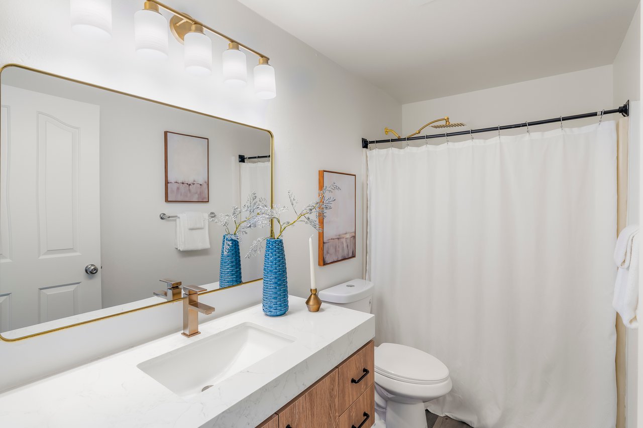 Expansive Lynnwood Living